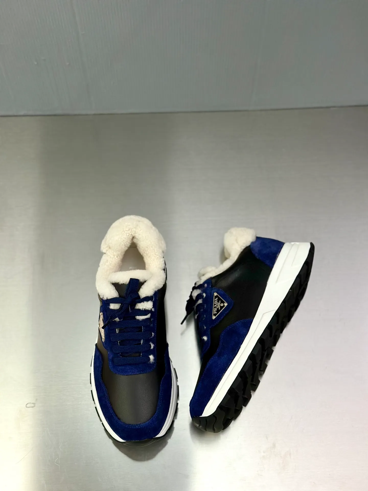 💰780 Prada/Prada men's new wool sneakers. This sneaker presents a modern version, reinterpreting the brand's archive style with clean lines and smooth details. The shoes are made of calf leather and technical fabric, with a triangular metal logo on the outside, bright TPU decoration on the heel, and a longer and padded inner heel design for a more comfortable fit. The tongue is decorated with a silk-screen logo, and is paired with a hollow rubber sole on the heel. The full cowhide lining comes standard with logo cowhide foot pads, making the upper foot taller, more comfortable, and versatile! Comes with full original packaging! Size: 39-40-41-42-43-44 standard leather shoe size (45 can be customized and does not support returns)